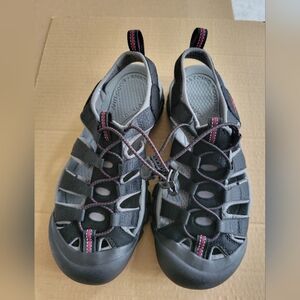 Keen's Newport H2. Black/Raspberry. Size 8.